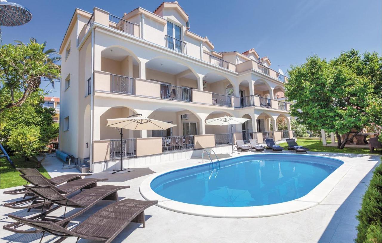 Lovely Apartment In Kastel Stafilic With Jacuzzi Kaštela Exteriör bild