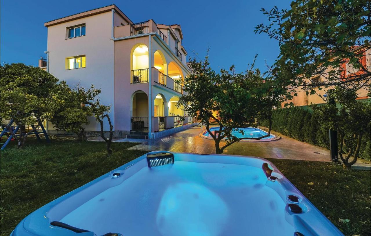 Lovely Apartment In Kastel Stafilic With Jacuzzi Kaštela Exteriör bild