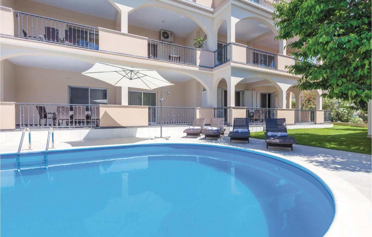 Lovely Apartment In Kastel Stafilic With Jacuzzi Kaštela Exteriör bild
