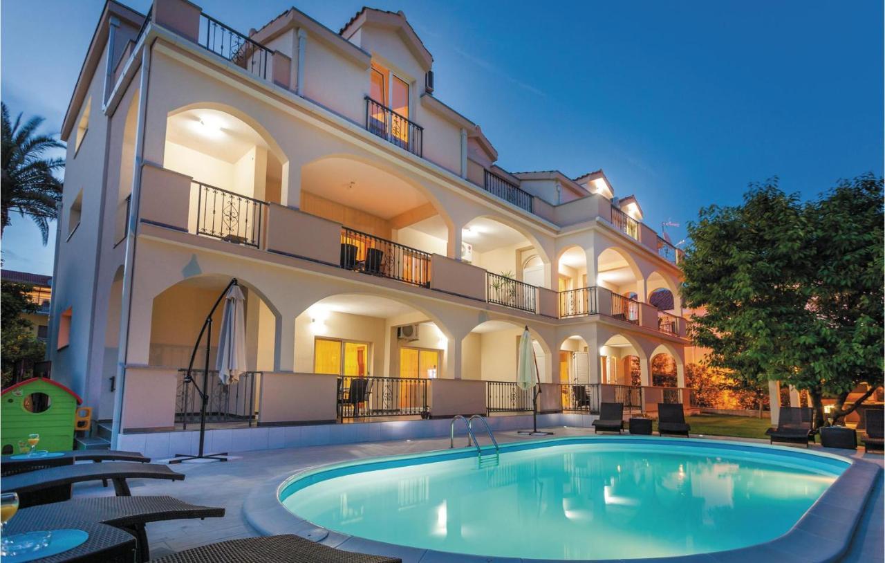 Lovely Apartment In Kastel Stafilic With Jacuzzi Kaštela Exteriör bild