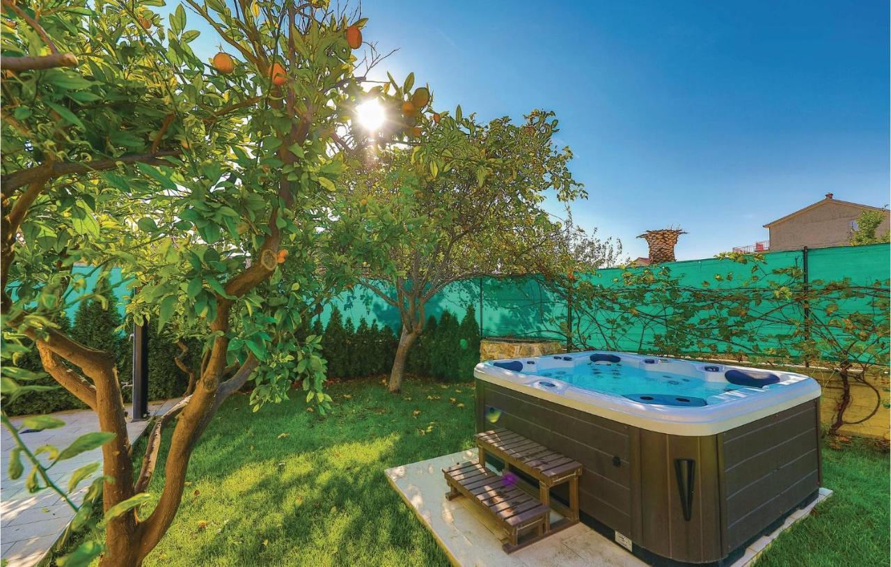 Lovely Apartment In Kastel Stafilic With Jacuzzi Kaštela Exteriör bild