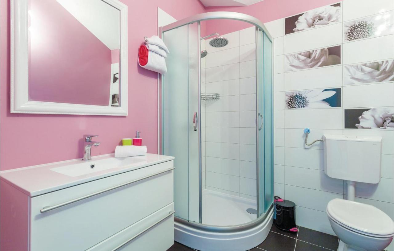 Lovely Apartment In Kastel Stafilic With Jacuzzi Kaštela Exteriör bild