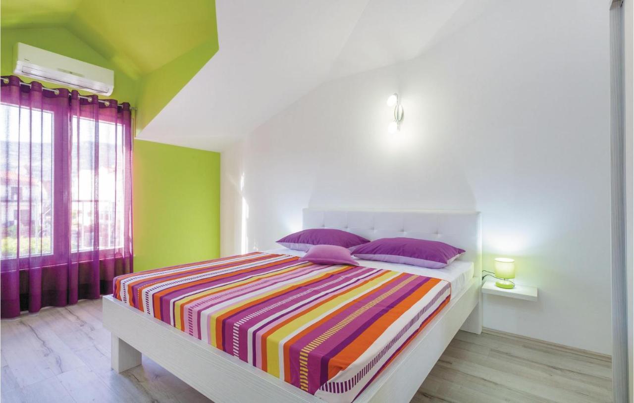 Lovely Apartment In Kastel Stafilic With Jacuzzi Kaštela Exteriör bild