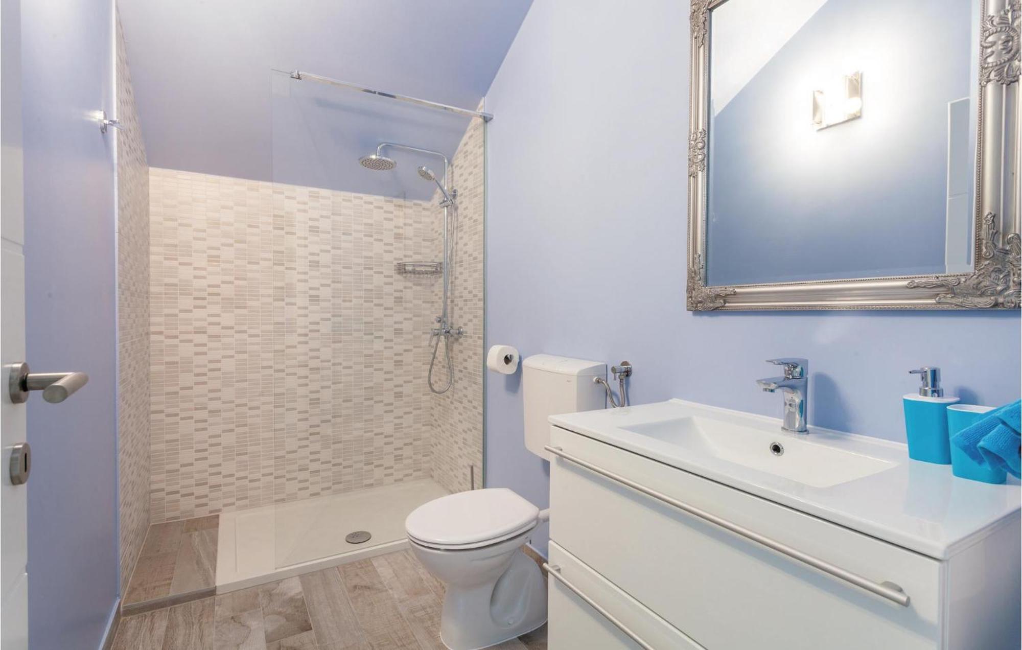 Lovely Apartment In Kastel Stafilic With Jacuzzi Kaštela Exteriör bild